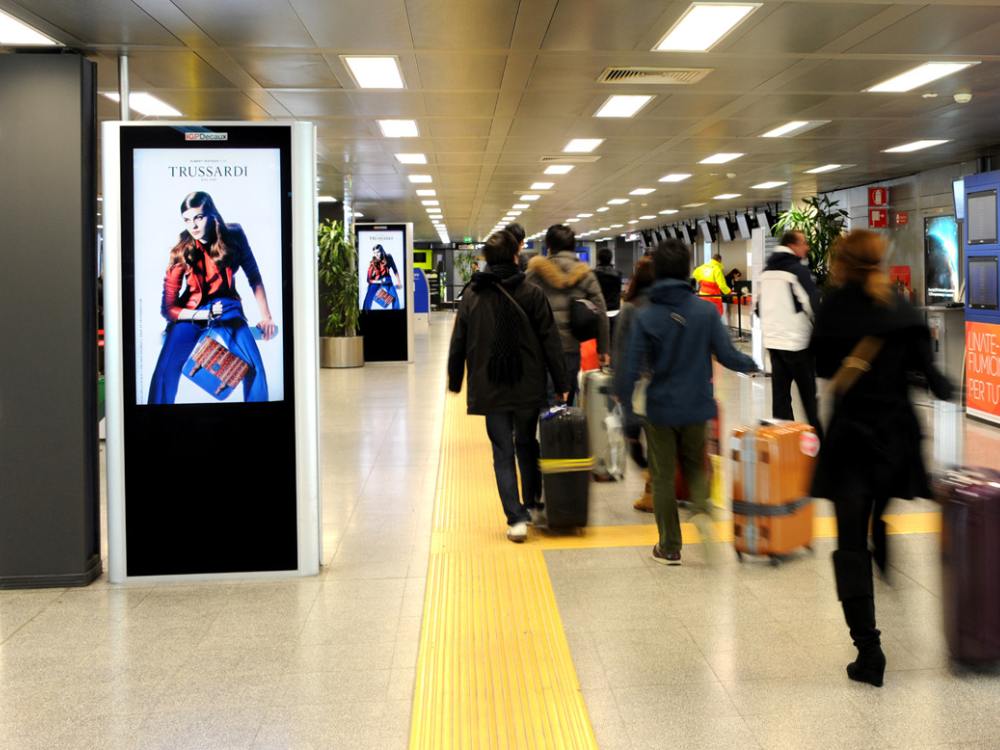 An einem italienischen Airport: Kampagne für Trussardi auf IGPDecaux Screens (Foto: IGPDecaux)