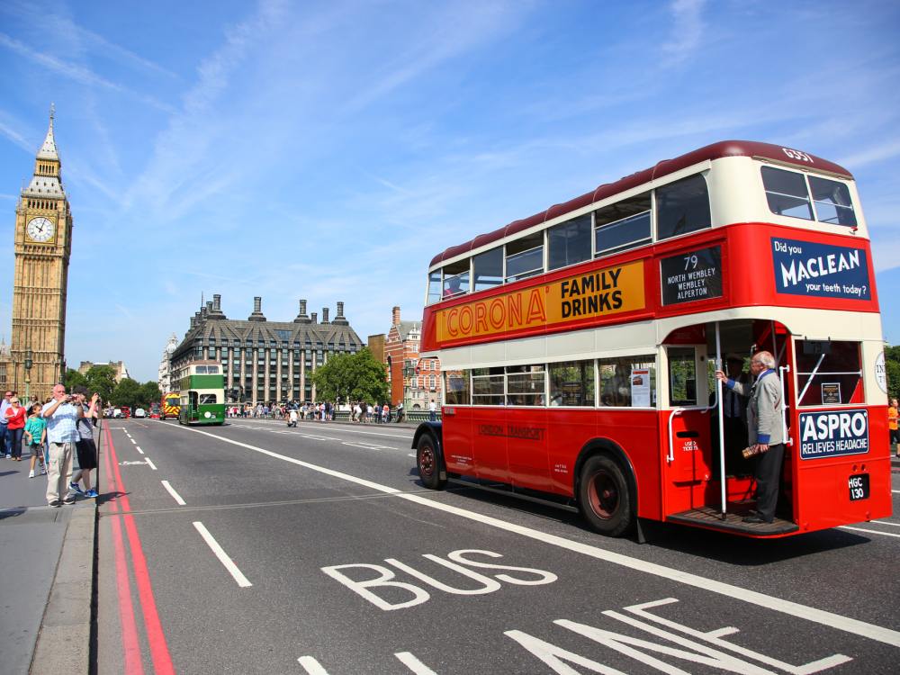 Noch ohne Beacons - Historische Londoner Busse (Foto: Transport for London)