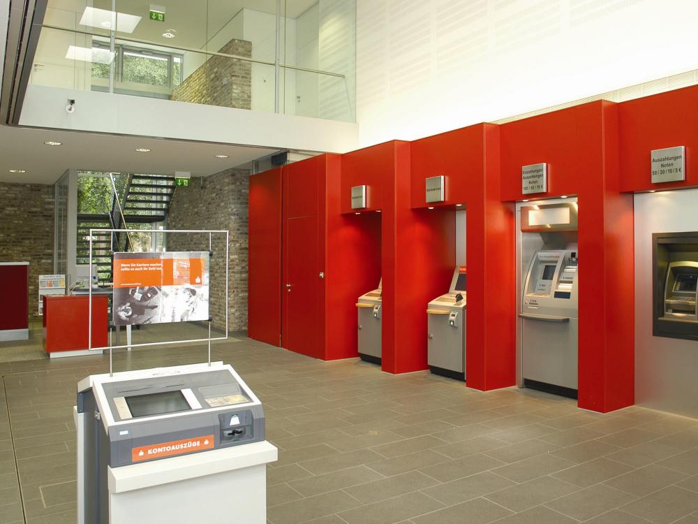 Schalterhalle in einer deutschen Sparkasse (Foto: Deutscher Sparkassen- und Giroverband)