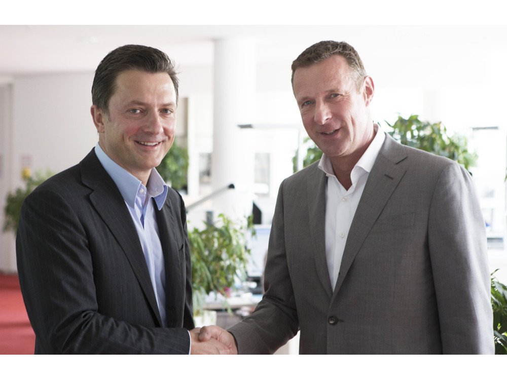 Udo Müller (Ströer) und Niek Jan van Damme (Deutsche Telekom) vereinbaren Verkauf an Ströer (Foto: ströer)
