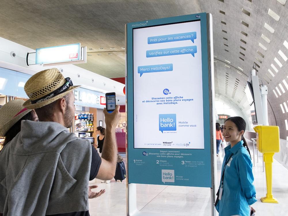 Hello bank!-Kampagne auf DooH Screen an französischem Airport (Foto: JCDecaux)