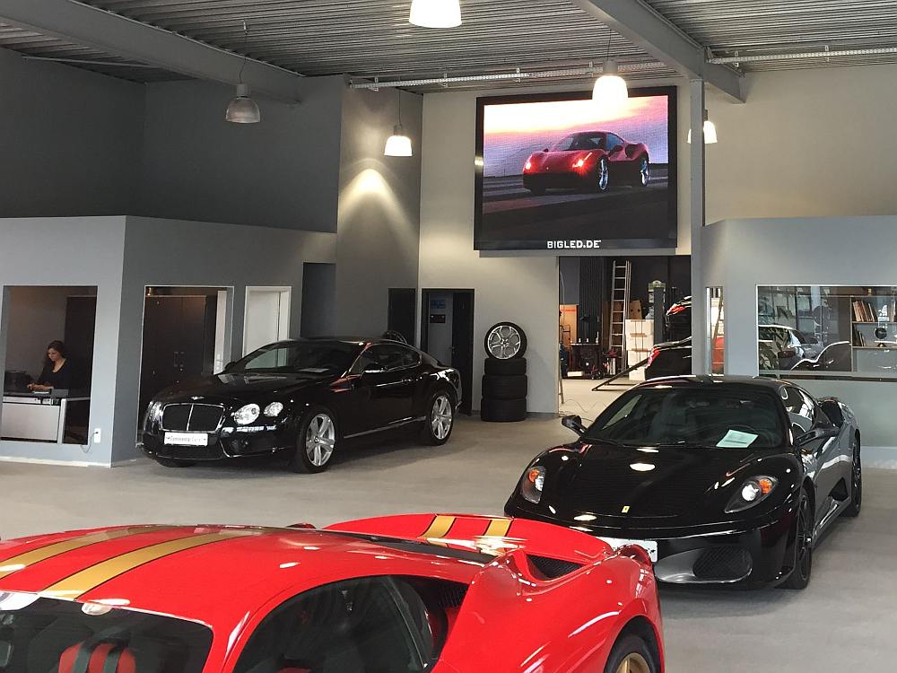 Zwischen Bentley und Ferrari - LED Video Wall inszeniert das Angebot (Foto: BIGLED)