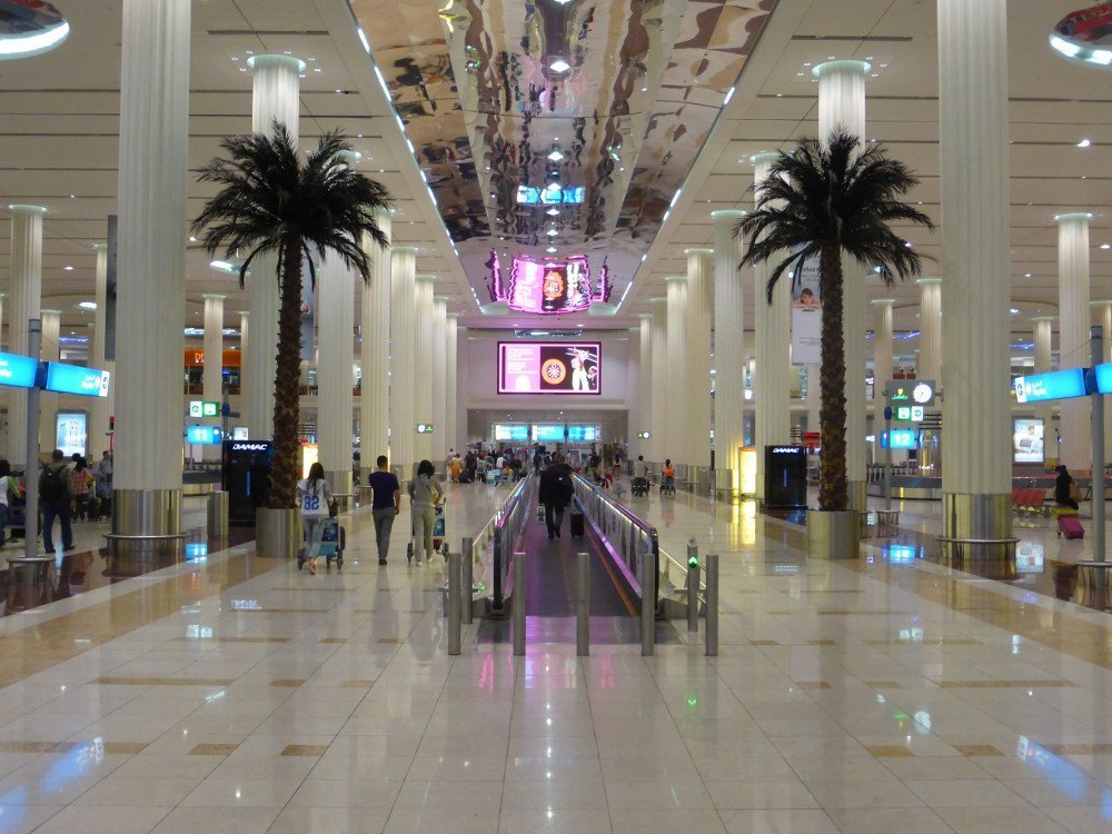 Baggage Claim with palms and JC Decaux Dicon DooH LED board (Photo: invidis)
