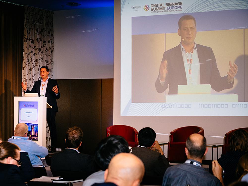 Claus Adams (Cheil) bei der Präsentation auf dem DSS Europe 2015 (Foto: invidis)
