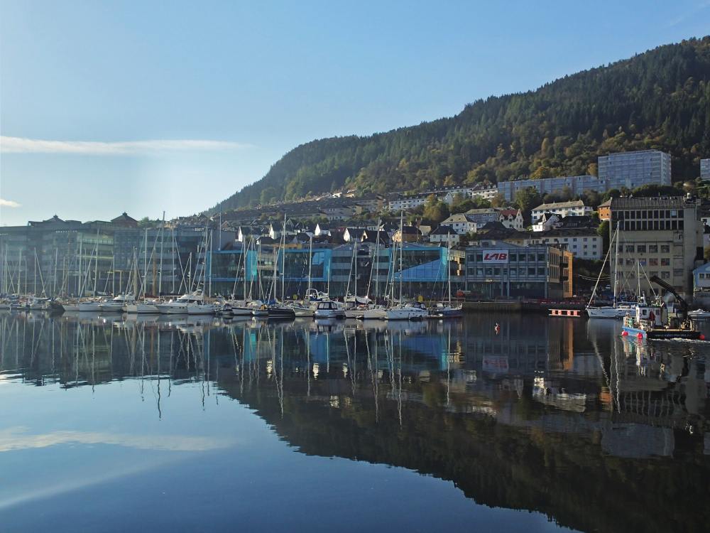 Die drei Gebäude in der Mitte beherbergen die DNB Zentrale in Bergen, Solheimsviken (Foto: DNB Bank / Espen Brynsrud)