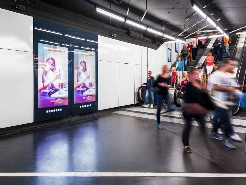 U-Bahnhof Schwedenplatz in Wien - große Screens im Durchgangsbereich, kleine Screens an der Rolltreppe (Foto: Gewista)