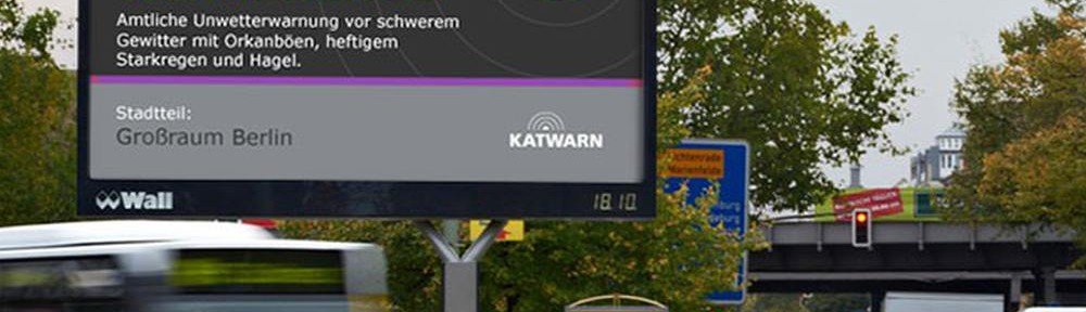 Warnung aus dem Katwarn System auf einem City Light Board in Berlin (Foto: Wall)
