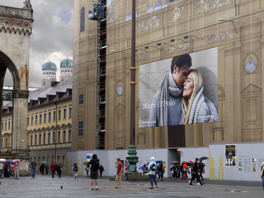 Riesenposter wirbt für Marc O Polo an der Theatinerkirche (Foto: blowUP media)