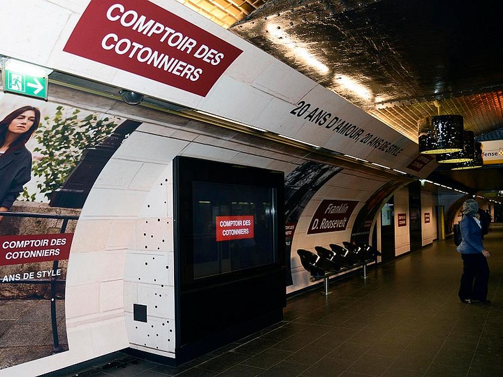 Aktuelle Kampagne für Comptoir des Cotonniers an der U Bahnstation Franklin D Roosvelt in Paris auf Medien von Metrobus Tochter Média Transports (Foto: Metrobus)