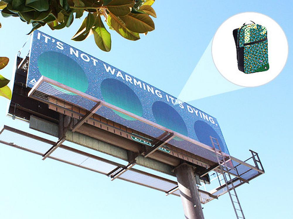 Dieses Billboard wird zu Rucksäcken weiterverarbeitet (Foto; Montage: Lamar)