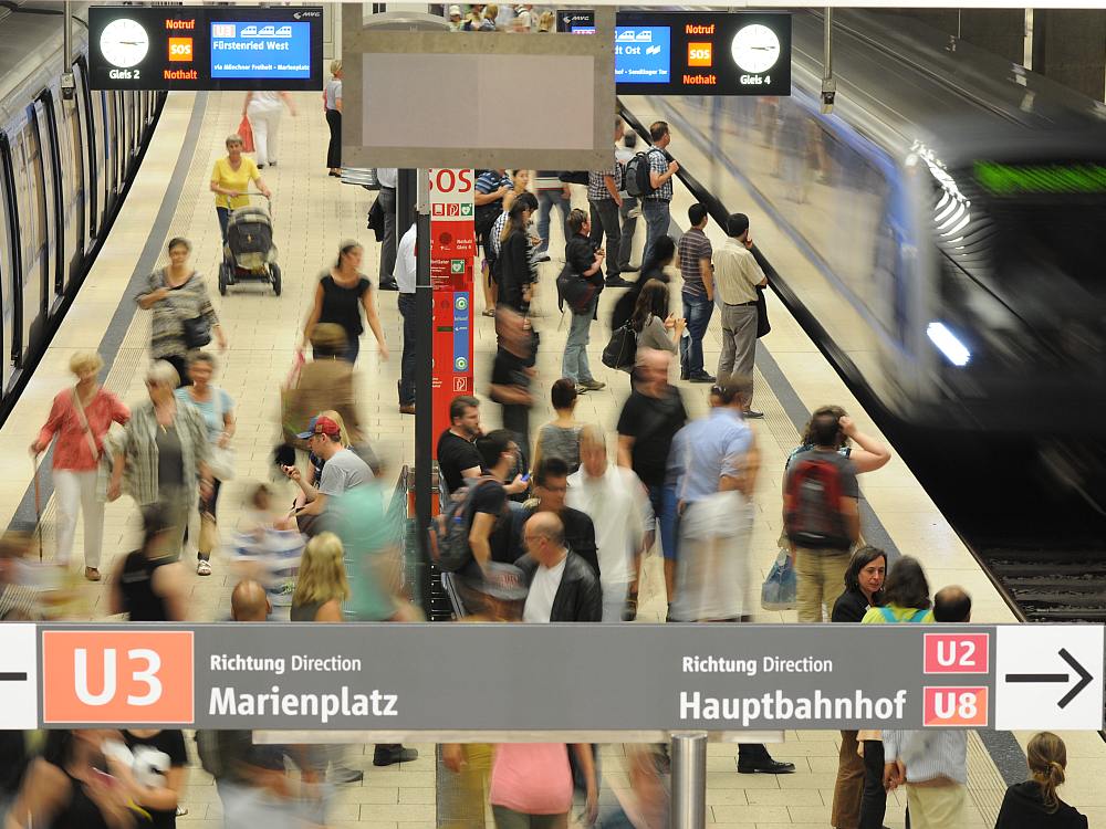 Facahrgast TV Münchner Fenster und Schwesterprogramme erreichen täglich insgesamt 2,4 Millionen Menschen- U Bahnstation in München (Foto: mcR&D)