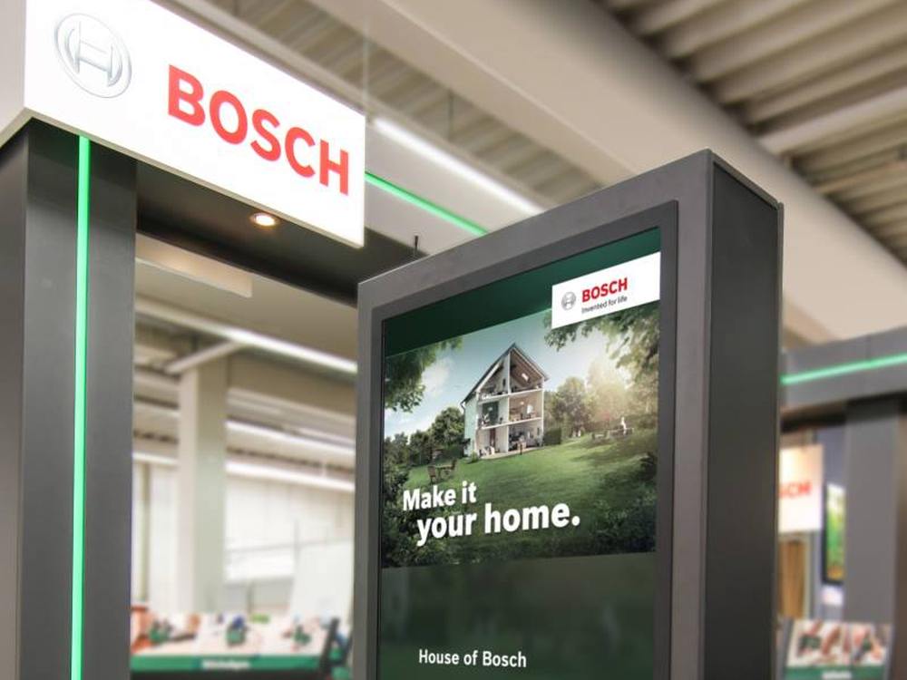 Mit den Digital Signage Stelen setzt Bosch weltweit auf eine interaktive Kundenansprache (Foto: dimedis)