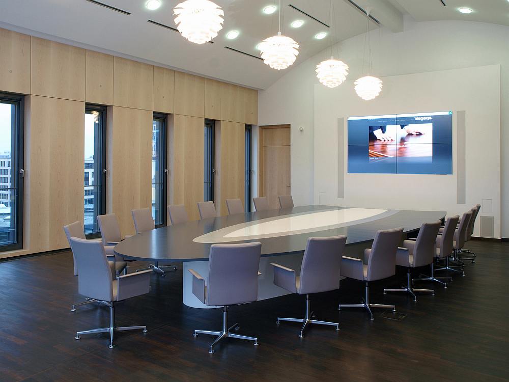 Moderner Konferenzraum - Projekte sollen reibungsloser für Kunden laufen (Foto: DEKOM AG)