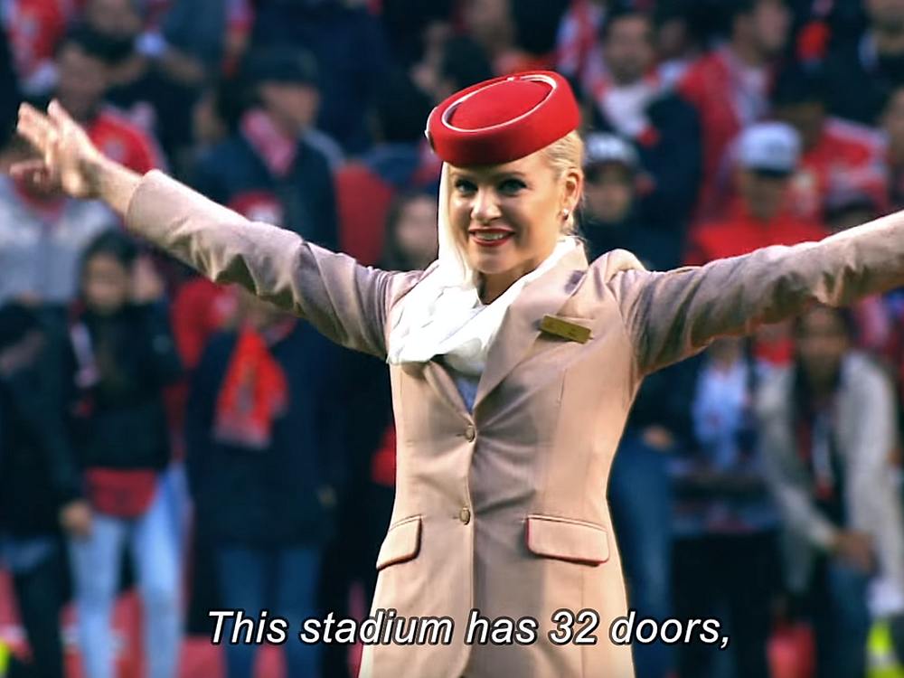 Stimmte mit Kolleginnen die Fans von Benfica auf das Spiel ein - Stewardess von Hauptsponsor Emirates (Screenshot: invidis)