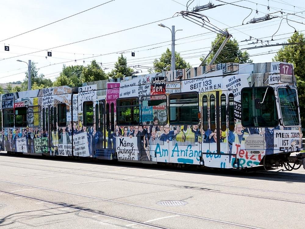 Ab 2017 wird Werbung an den Haltestellen überwiegend von Clear Channel vermarktet - VBZ Tram in Sonderlackierung (Foto: VBZ)