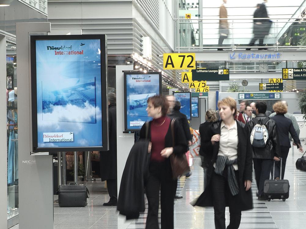 DUS Ad Walk-Screens aus dem Ströer Portfolio (Foto: Infoscreen)