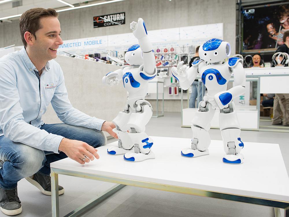 Gadgets und Techniktrends am PoS - Roboter im Saturn Connect in Köln (Foto: Martin Hangen / MSH)