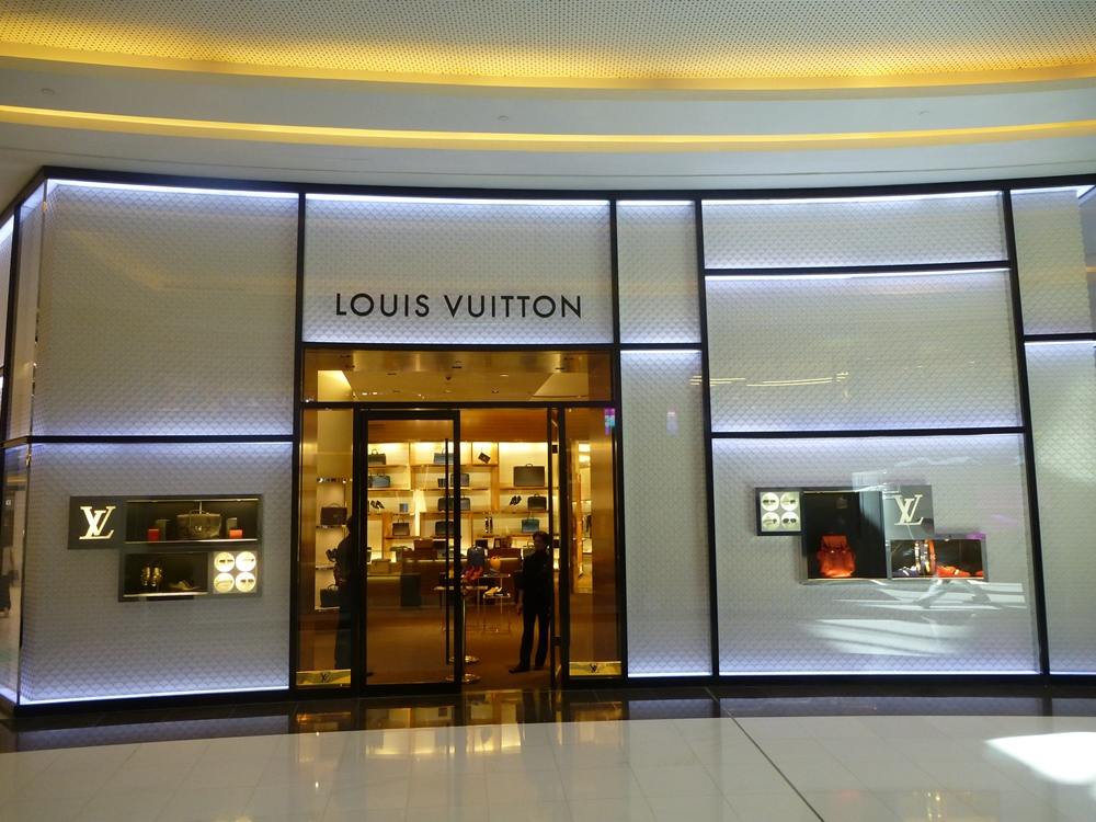 Großes Schaufenster, kleiner Screen - Louis Vuitton Store in der Dubai Mall (Foto: invidis)