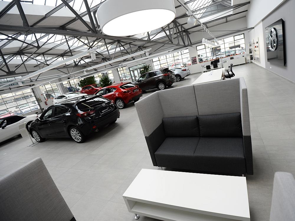 Nach neuer Designrichtlinine umgesetzter Innenraum eines Mazda Autohauses in München (Foto: Mazda)