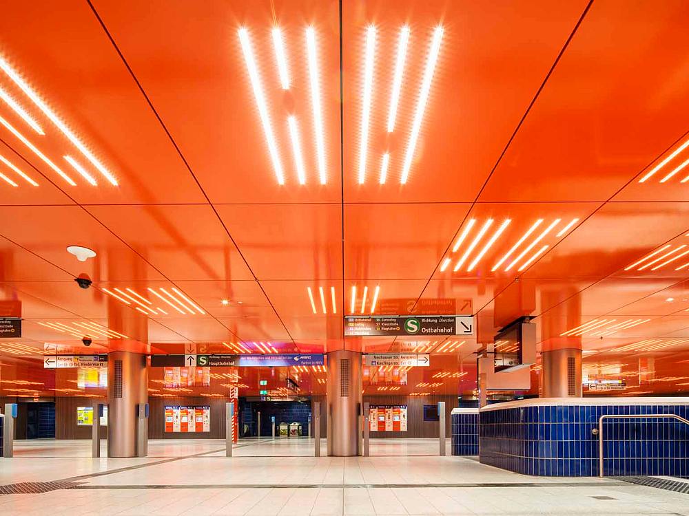 S-Bahnstation Marienplatz in München -Von Ingo Maurer entworfenes Lichtkonzept beinhaltet eine großflächige Lichtdecke mit 1.062 LED-Lichtlinien von Osram (Foto: Osram)