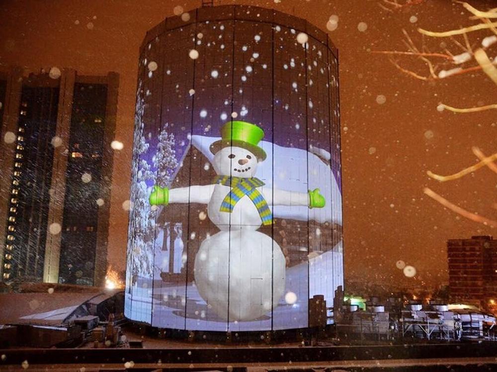 Überdimensionaler Schneemann - Projection Mapping zum Jahreswechsel auf einem Turm der Shopping Mall Akmerkez (Foto: Barco)