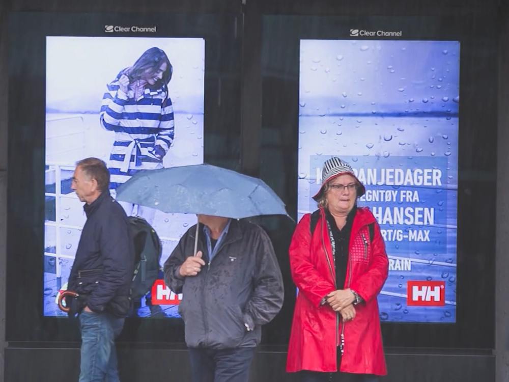Erst Regen, dann Bewetbildspot - Helly Hansen Kampagne auf DooH Screens (Screenshot: invidis)