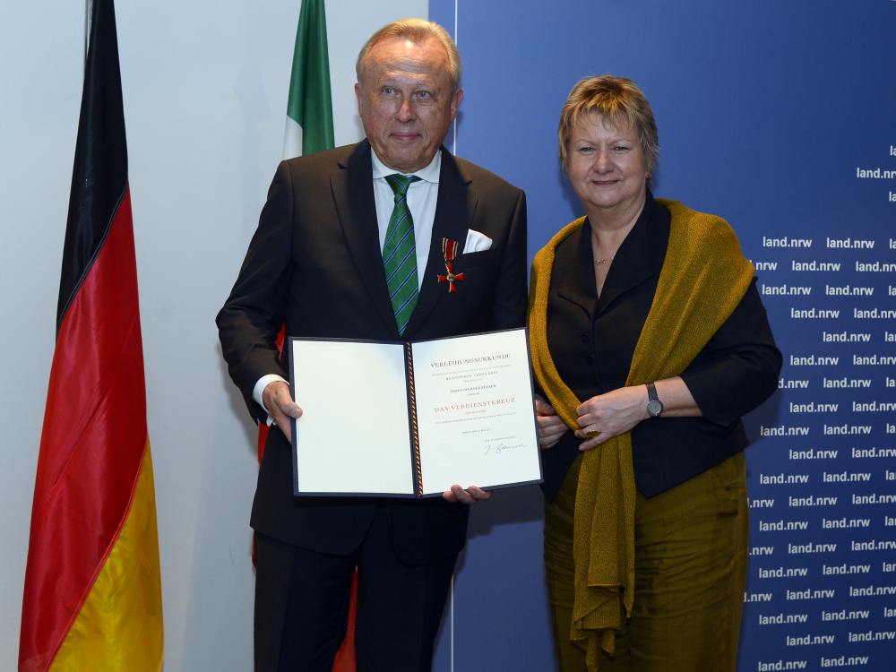 Verleihung des Bundesverdienstkreuzes am Bande - Werner Sülzer und die stellvertretende MP des Landes NRW Sylvia Löhrmann (Foto: Land NRW / R. Pfeil)