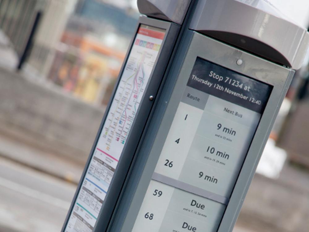 Visionect Displays sorgen an der Londoner Bushaltestelle Waterloo Bridge für digitale und energiesparende Informationen (Foto: Technoframe)