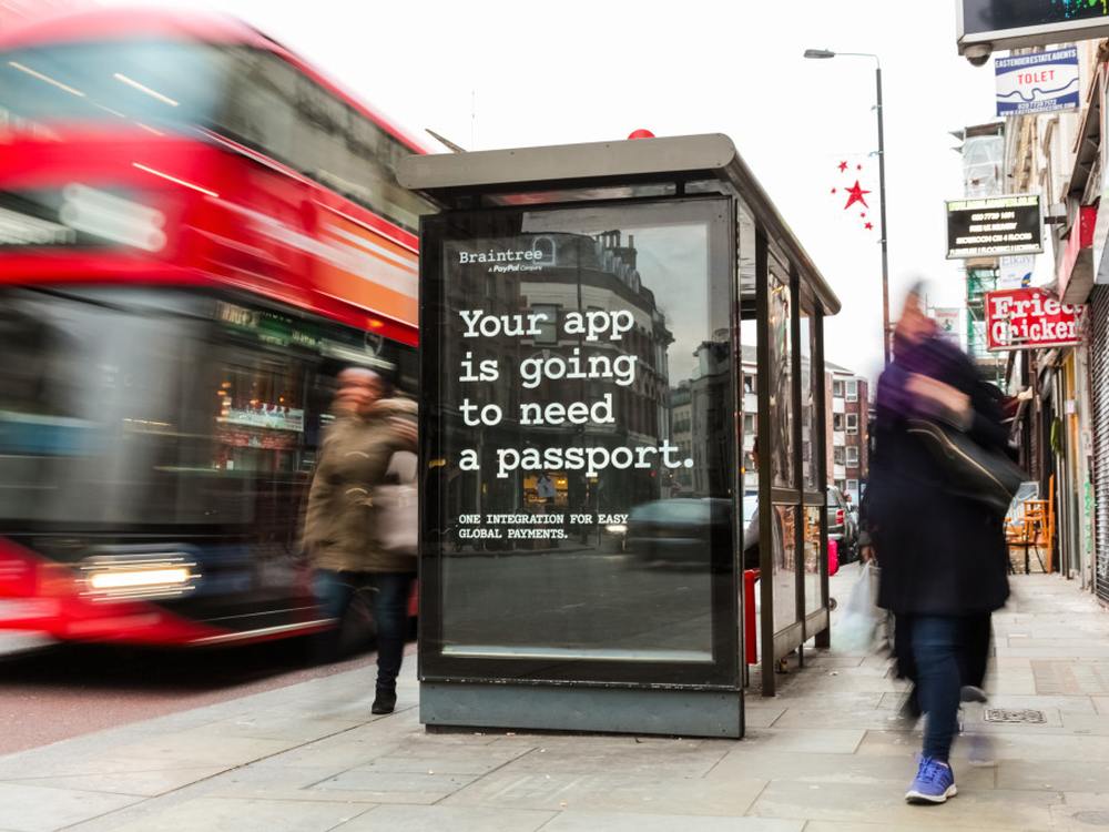 Adshel Screen an einer Bushaltestelle in London (Foto: Clear Channel)