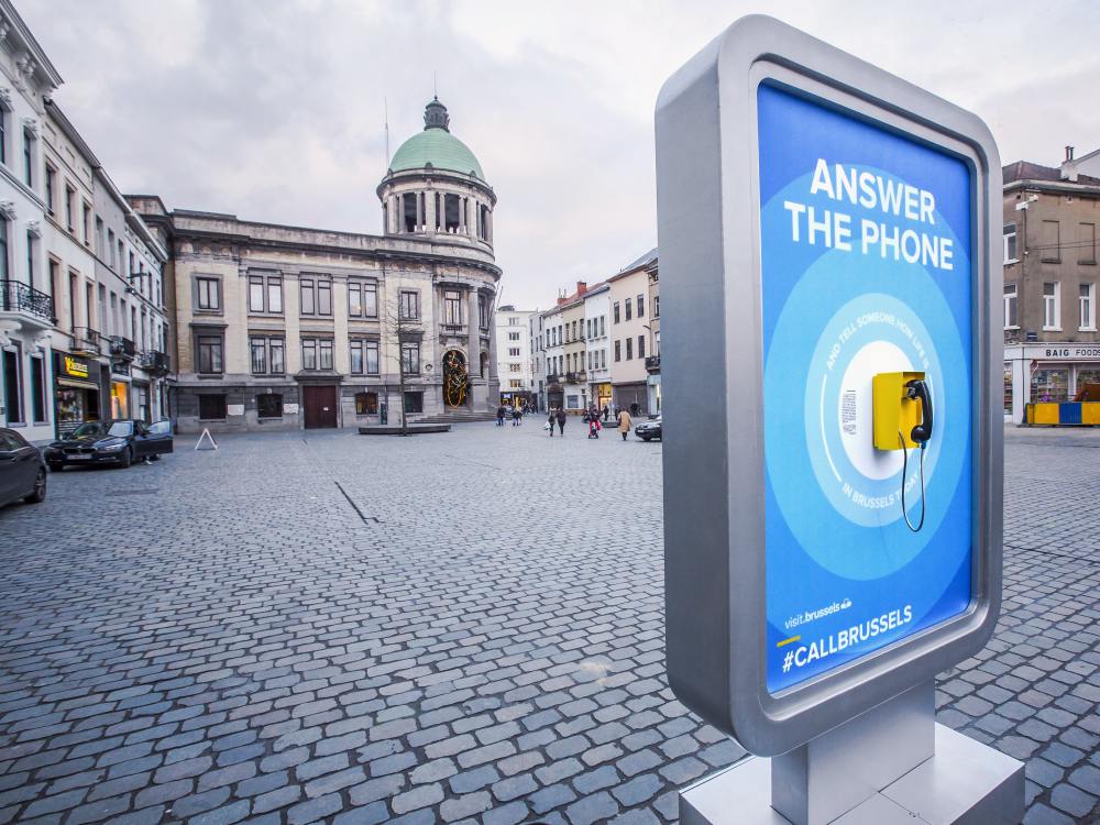 #CallBrussels - Stele mit Telefon in Brüssels Stadtteil Molenbeek (Foto: VisitBrussels)