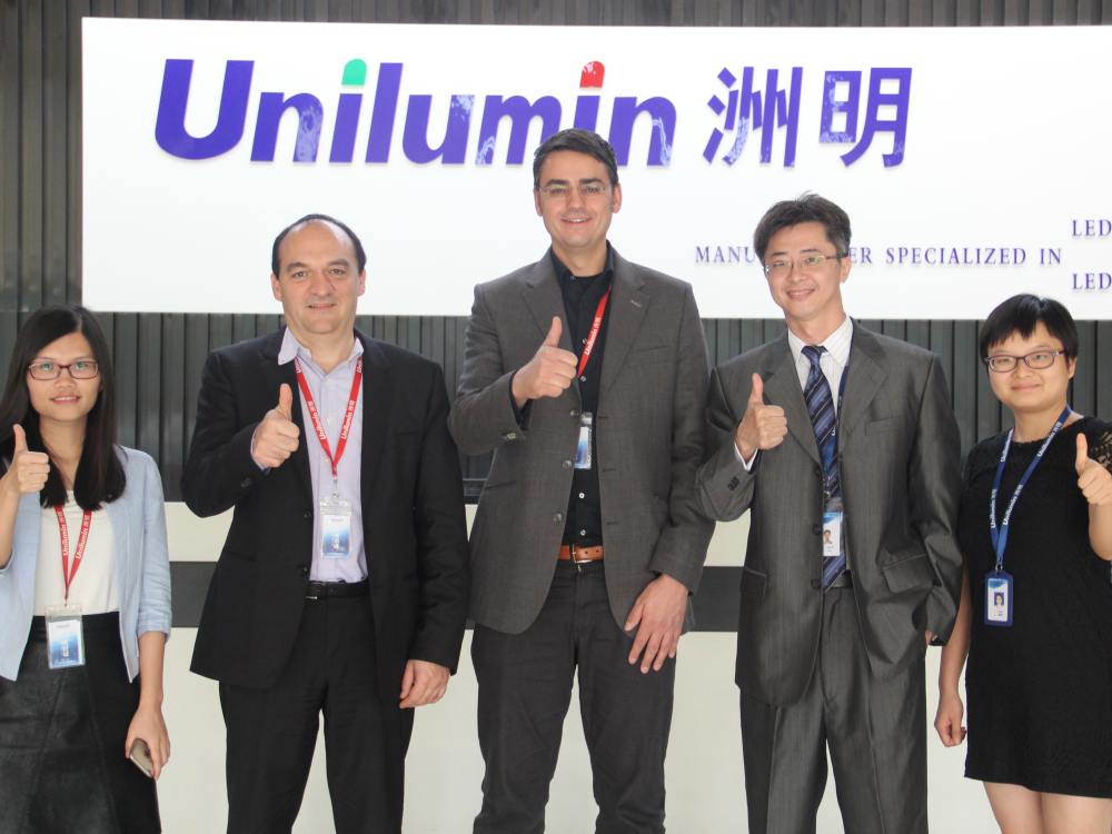 Daumen hoch für die Kooperation - eyevis und Unilumin bringen neue LED Serie auf den Markt (Foto: eyevis)