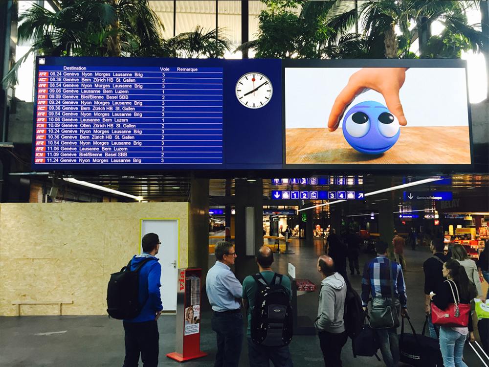 Frisch nach der Installation in Betrieb - neue LED Boards am SBB Bahnhof am Airport in Genf (Foto: SBB)