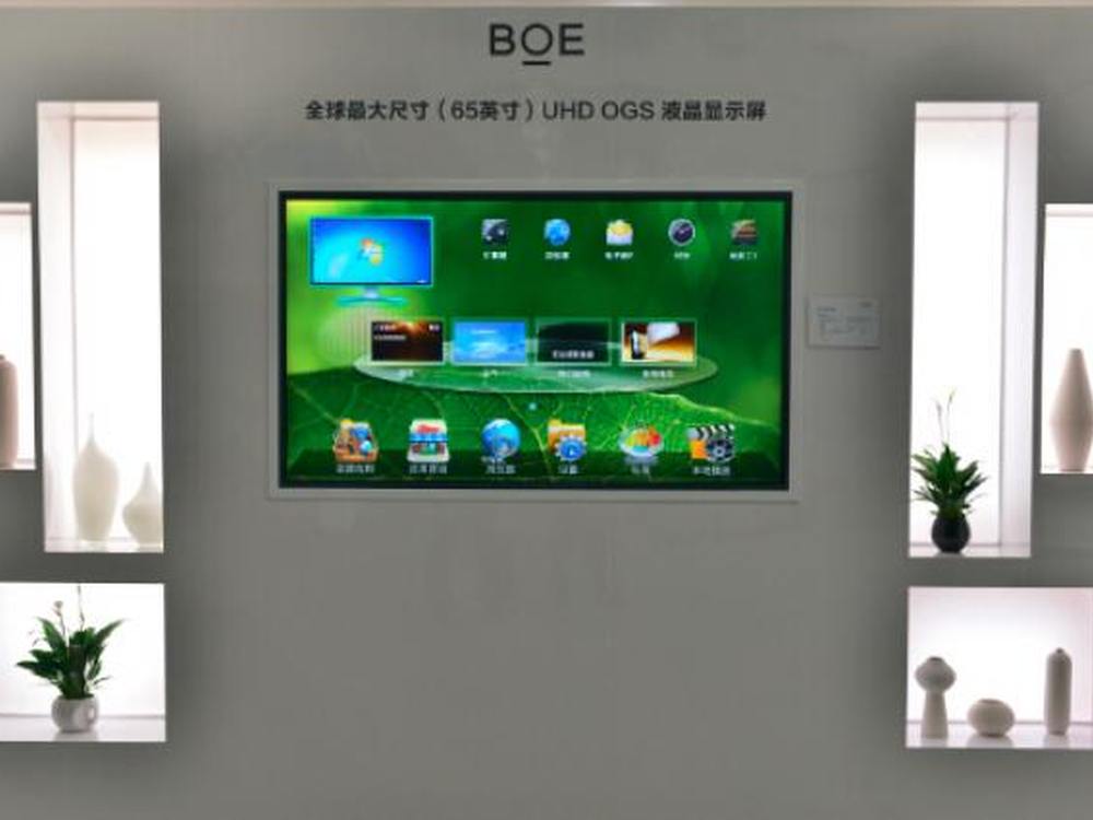 Mit dem weltweit ersten 65" OGS UHD Touchscreen peilt BOE verschiedene B2B Märkte an (Foto: BOE)