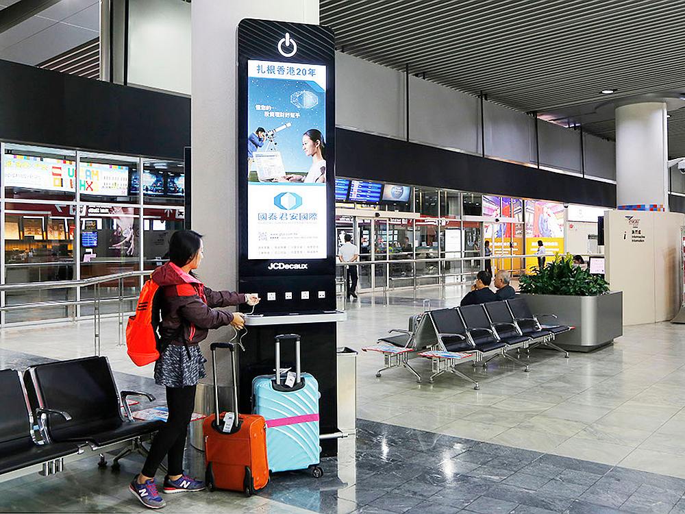 Power Pole im Arrivals Bereich des Airports - Guotai Junan warb als erster Werbungtreibender auf den Screens (Foto: JCDecaux)