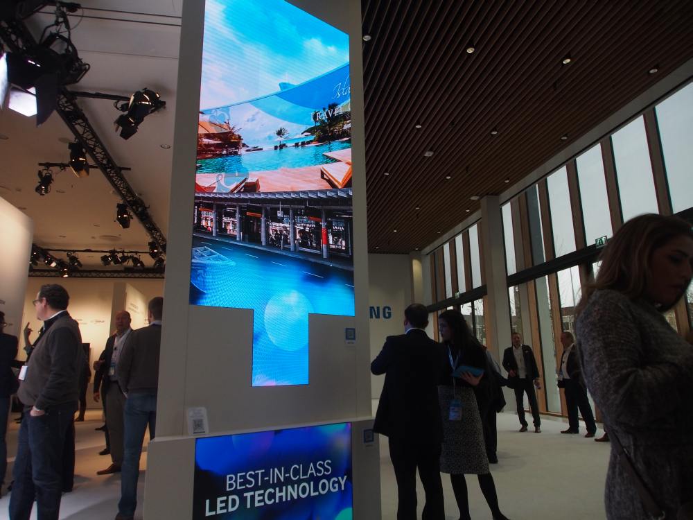 Im Erdgeschoss sind die aktuellen Screens zu sehen - ein Stockwerk höher erlaubt Samsung einen Blick in die Zukunft (Foto: invidis)