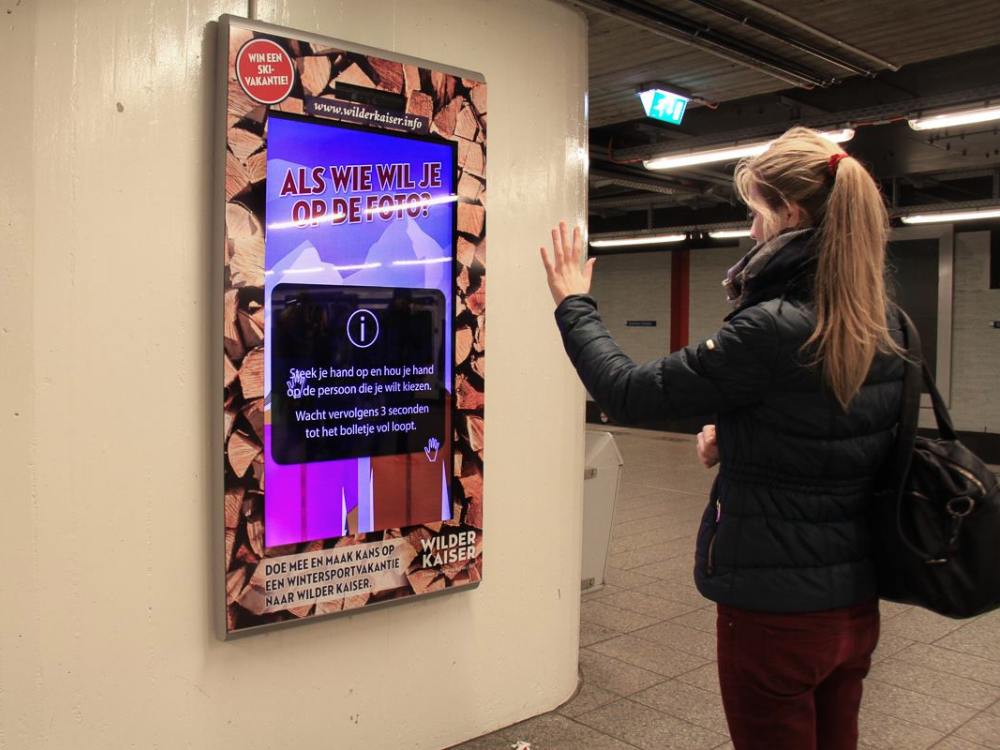 Im Januar 2016 an einer U-Bahnstation in Amsterdam - interaktive DooH Kampagne für den Wilden Kaiser (Foto: CS Digital Media)