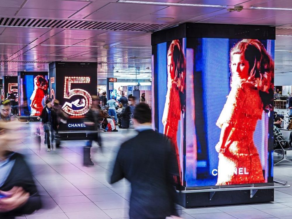 Airport Rom - diese 4 LED Säulen bespielt die Marke Chanel (Foto: Absen)