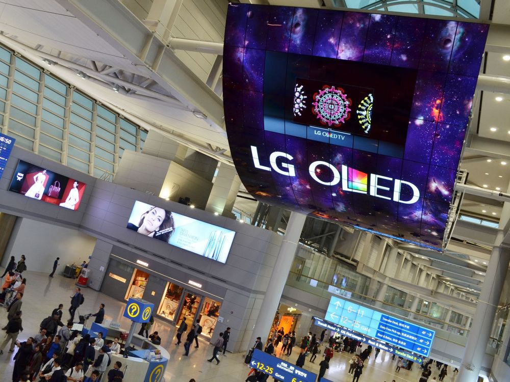 Der weltgrößte OLED Screen besteht aus insgesamt 150 Curved 55-Zöllern (Foto: LG)