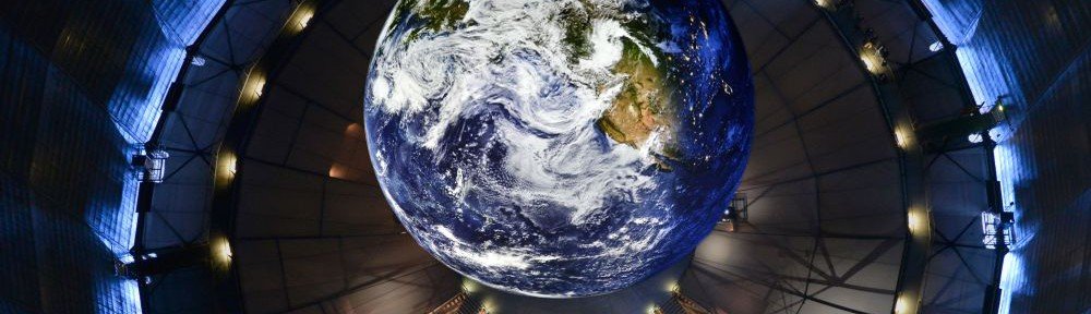 Die Erde von oben - nicht als Buch, sondern als lebendige Projektionskugel (Foto: DLR)