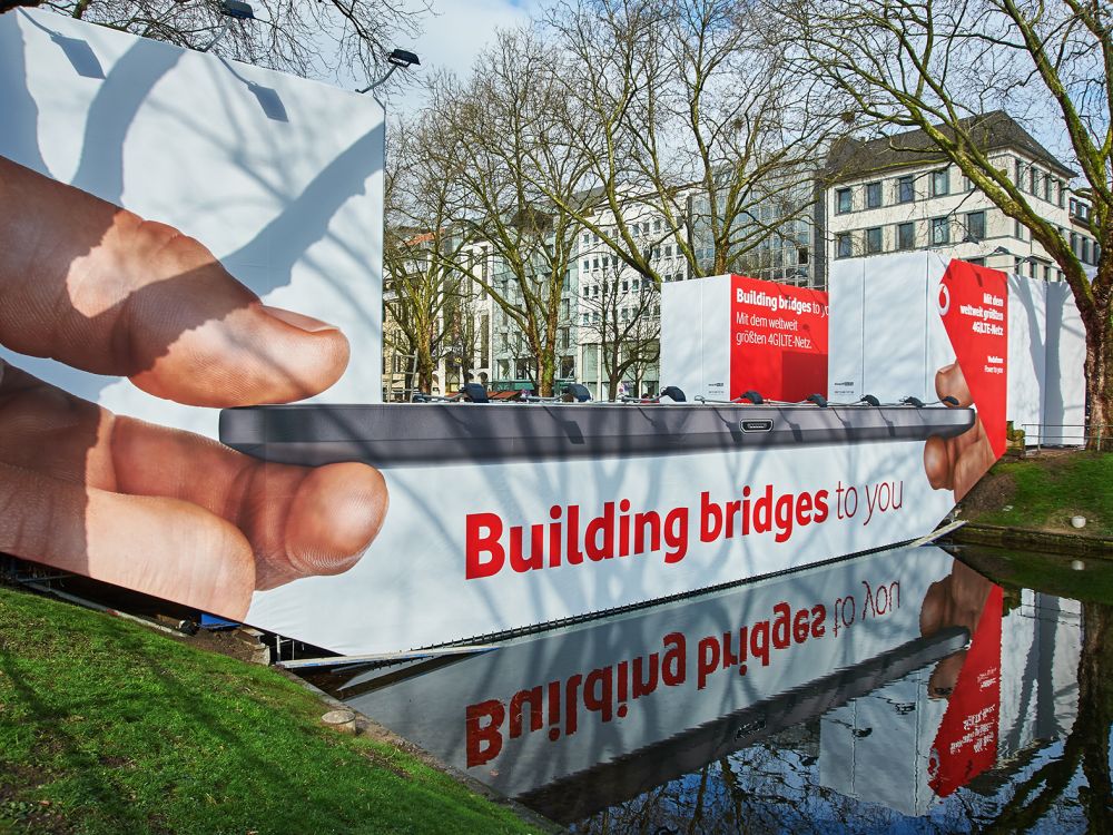 Während der Sanierung dient die Brücke als Werbestandort (Foto: blowUP media)
