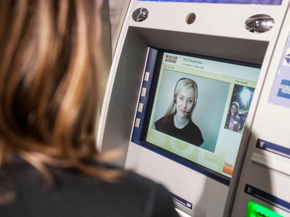 ATMs übernehmen immer komplexere Aufgaben - etwa Videoberatung (Foto: Wincor-Nixdorf)