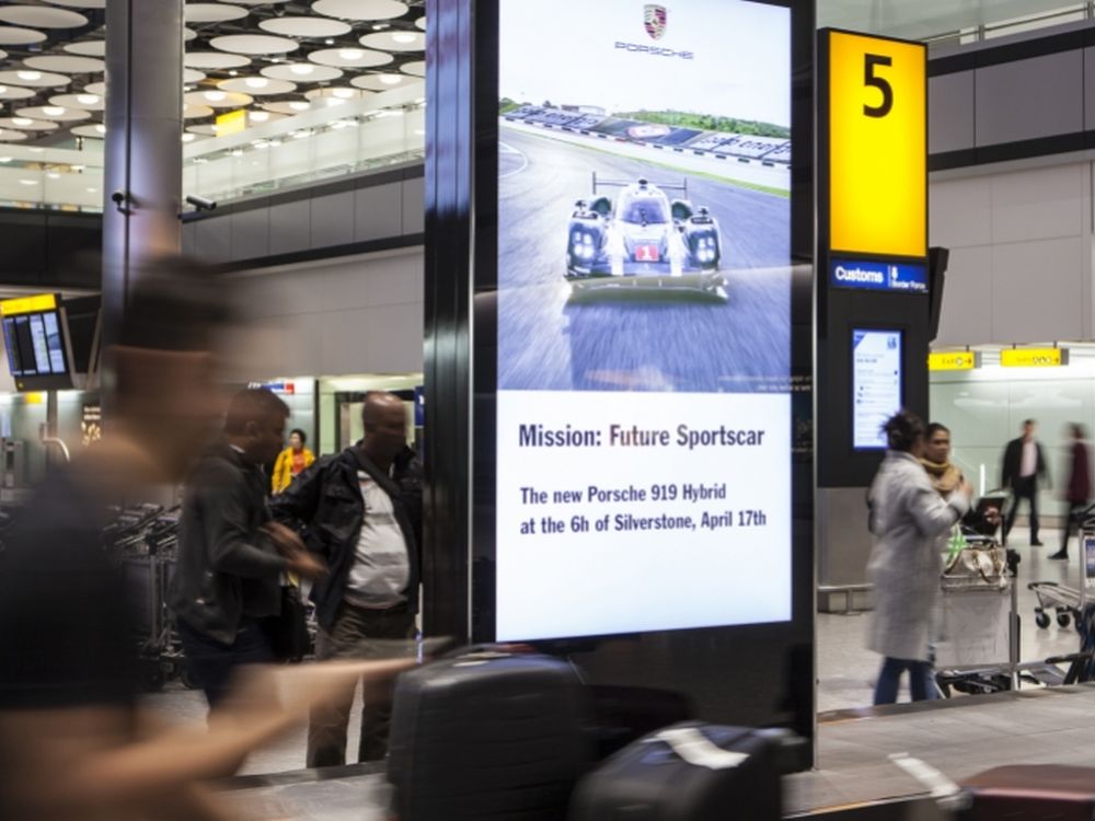 Auf den Screens in Heathrow warb Porsche für sein Rennsportengagement (Foto: JCDecaux)