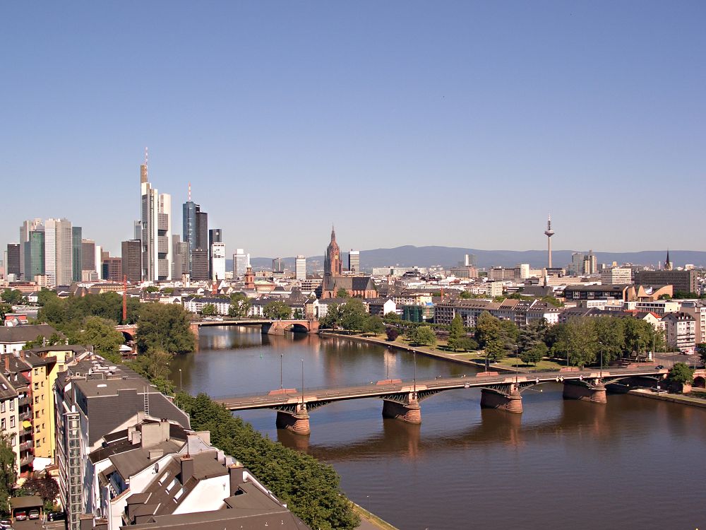 Vom Großraum Düsseldorf geht es Richtung Main - Skyline von Frankfurt (Foto: PIA Stadt Frankfurt am Main / Tanja Schäfer)