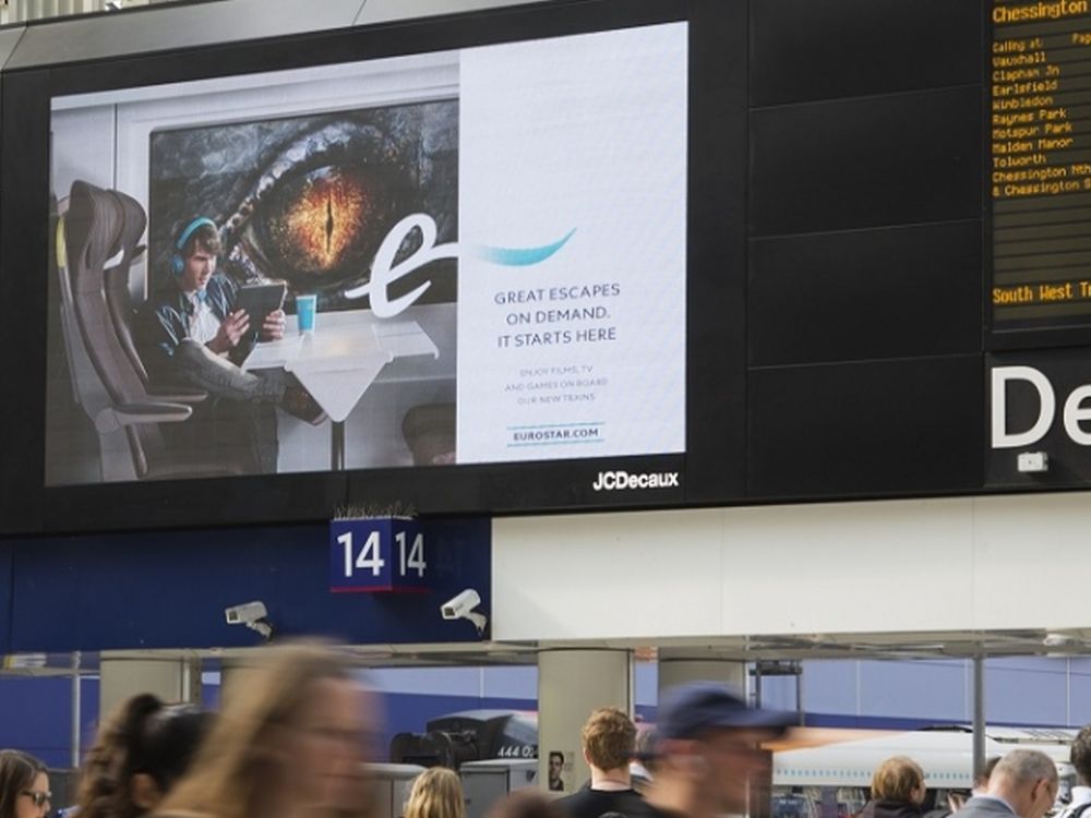 Eurostar Kampagne auf einem Screen an einem Londoner Bahnhof (Foto: JCDecaux)
