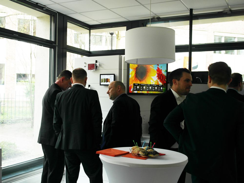 Gäste bei Eröffnung des Showrooms in Berlin (Foto: NEXGEN smart instore)