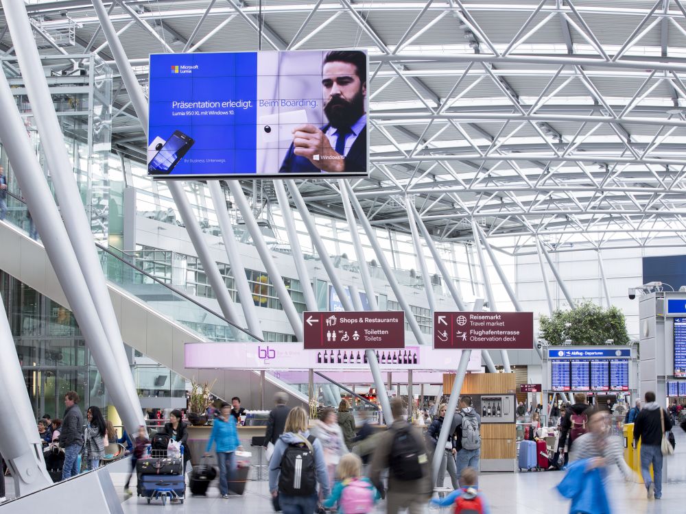 Microsoft gehört zu den ersten Kunden, die die neue Doppel-Video Wall nutzen (Foto: Flughafen Düsseldorf / Andreas Wiese)