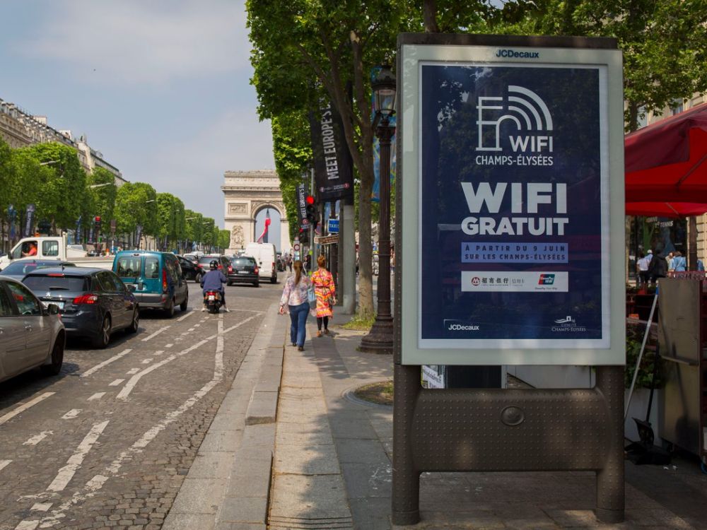 An den Champs-Élysées ist jetzt ein großes Free WiFi Netz in Betrieb gegangen (Foto: JCDecaux)