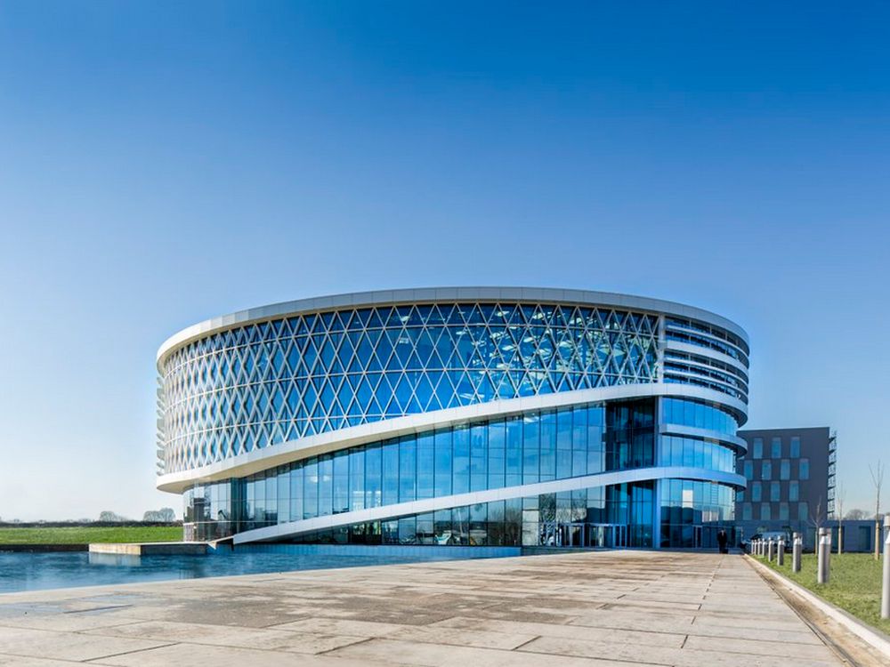 Der One Campus von außen - Barcos neue Zentrale in Kortrijk (Foto: Barco)