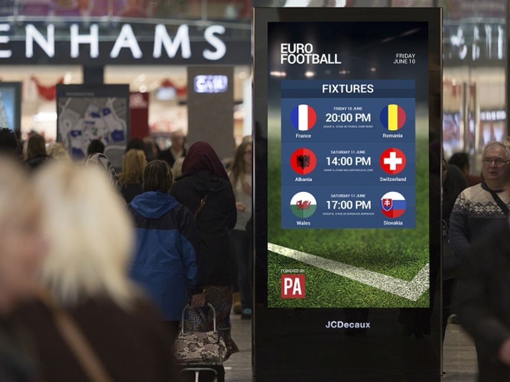 DooH Screen im JCDecaux UK Retail Netz während der UEFA Euro 2016 (Foto: JCDecaux)