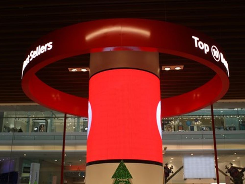 Curved Signage-Säule im Westfield Shopping Centre (Foto: Brightsign)